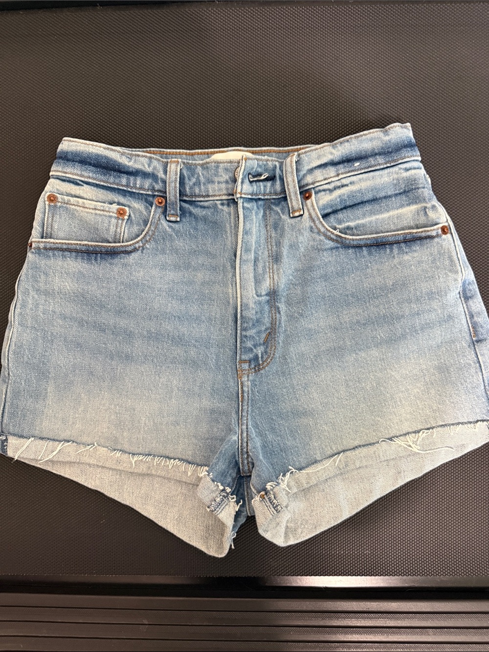 Abercrombie & Fitch Light Wash High-Rise Mom Denim curve love Shorts sz 26/2